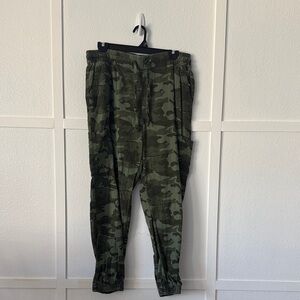 Old Navy Green Camouflage Pants
